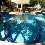 Jacuzzi Pool House Ama5690